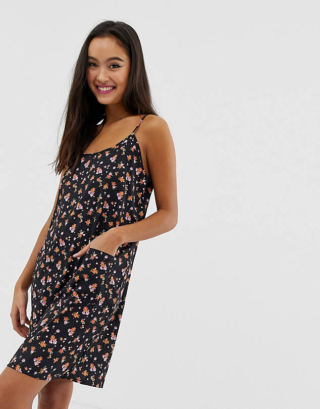 Vestido estilo camisola sin mangas con bolsillos y estampado de florecitas de Noisy May por9,49 €