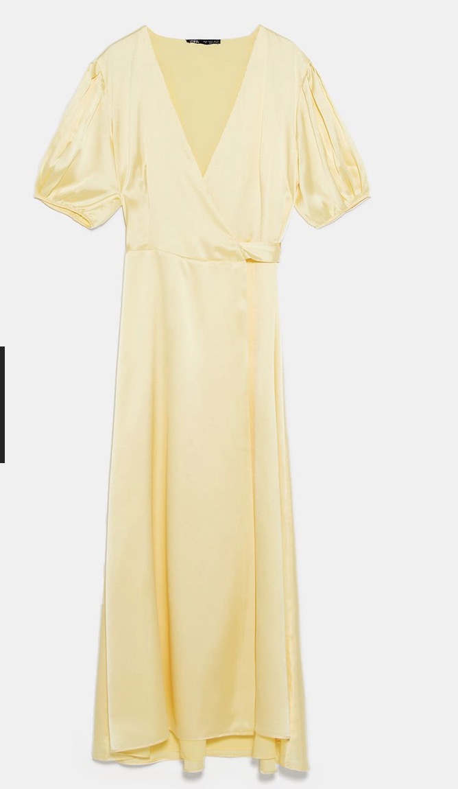 Vestido amarillo satinado por 19,99 euros.