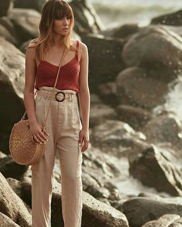 Cantante Aitana luciendo look de Stradivarius