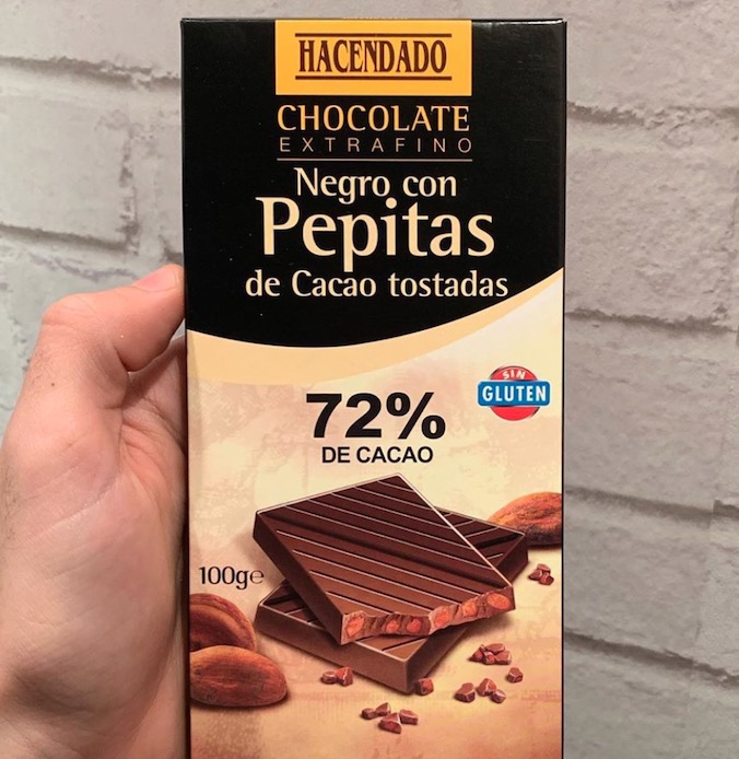 Tableta de chocolate con pepitas de cacao tostadas