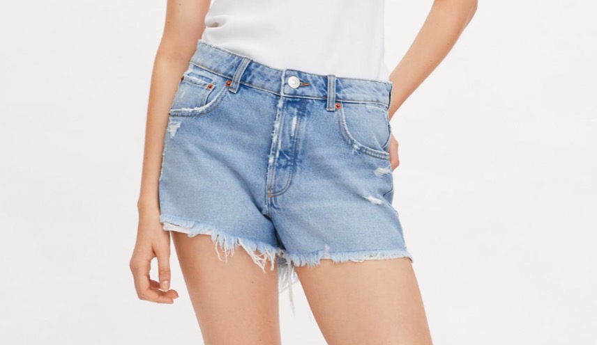 Shorts Denim Mid Rise Rotos De Zara Por 19,95 Euros.