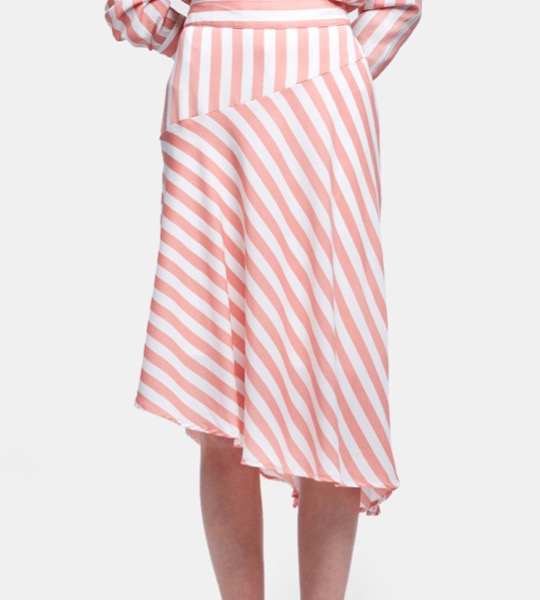 Falda asimétrica satinada de rayas millennial pink, 39,99 euros, 19,95 euros.