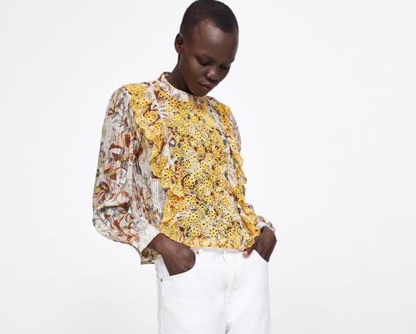 Blusa con estampado floral en tonos amarillos, que queda ideal con jeans blancos,por39,95 euros17,99 euros.