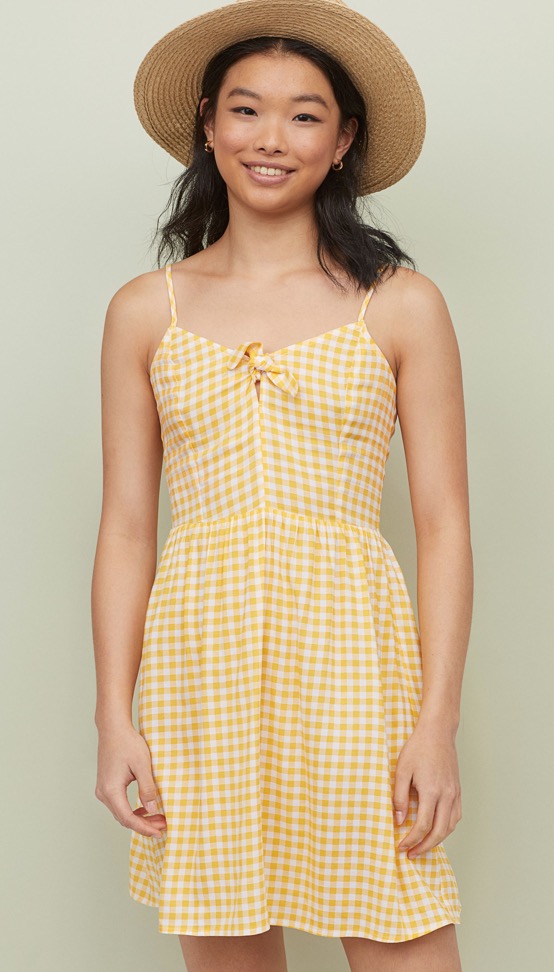 Vestido de tirantes de estampado de cuadros vichy en amarillo y blanco. Su precio es de 6,99 euros.