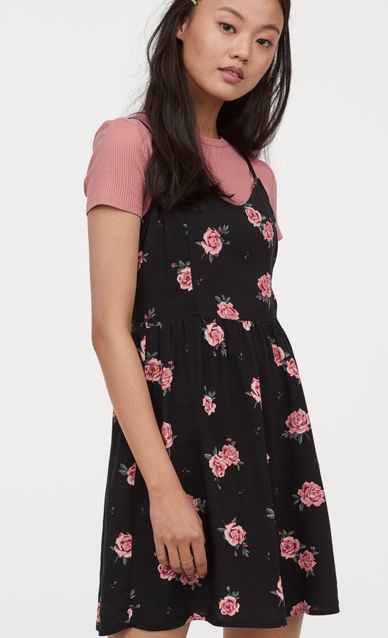 Vestido corto con tirantes finos ajustables, ligero escote de pico negro y estampado de rosas. Su precio es de 8,99 euros.