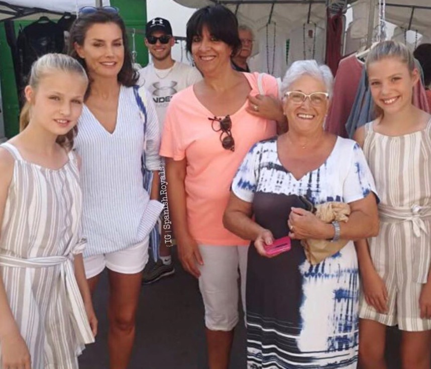 Leonor y Sofía junto a su madre en un mercado de Mallorca