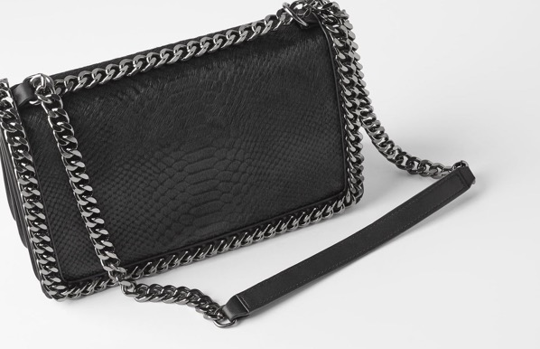 Bolso cadena grabado de piel con efecto reptíl y acabado de pelo de Zara79,97 euros