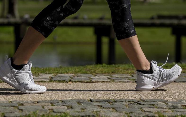 Zapatillas de marcha deportiva.