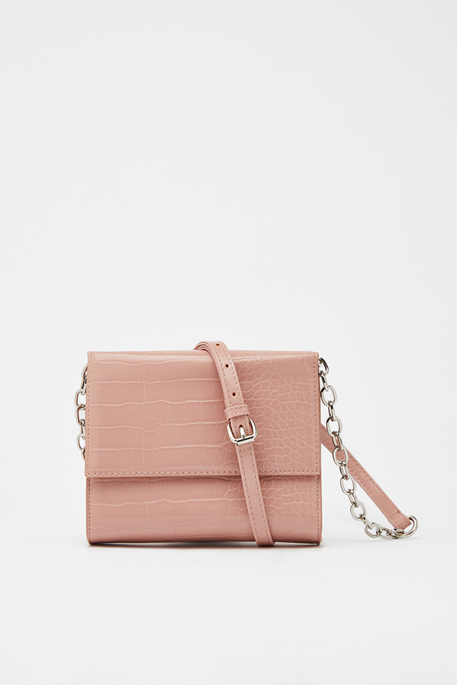 Bolso de efecto piel de cocodrilo de Bershka