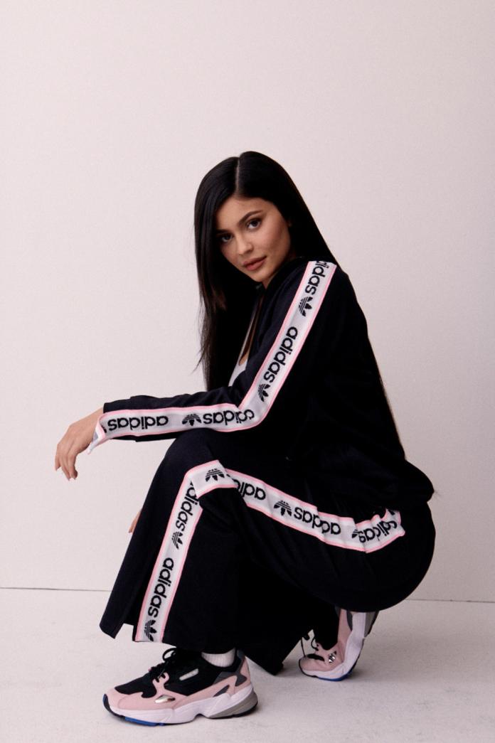 Kylie Jenner posando para adidas