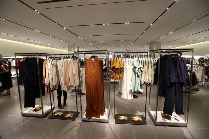 Imagen de la entrada de una tienda de Zara