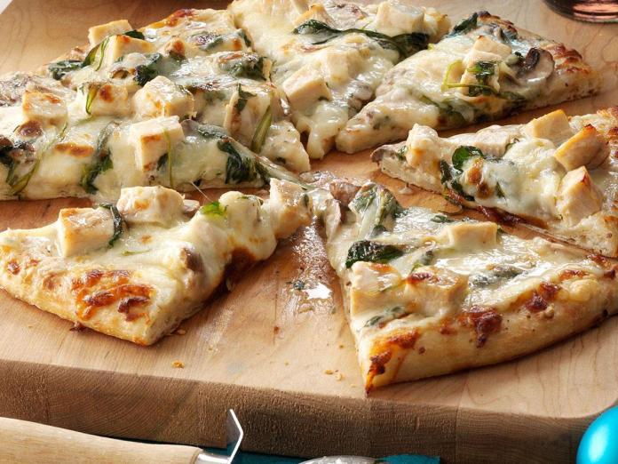 Pizza cocinada y troceada