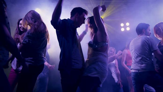 Pareja bailando en una discoteca