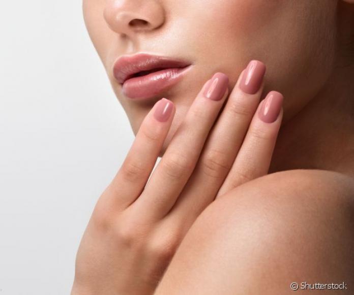 Mujer con manicura rosa nude