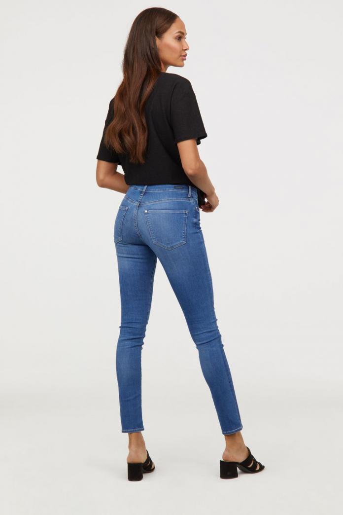 Modelo de hym luciendo sus nuevos vaqueros 'Shaping skinny'