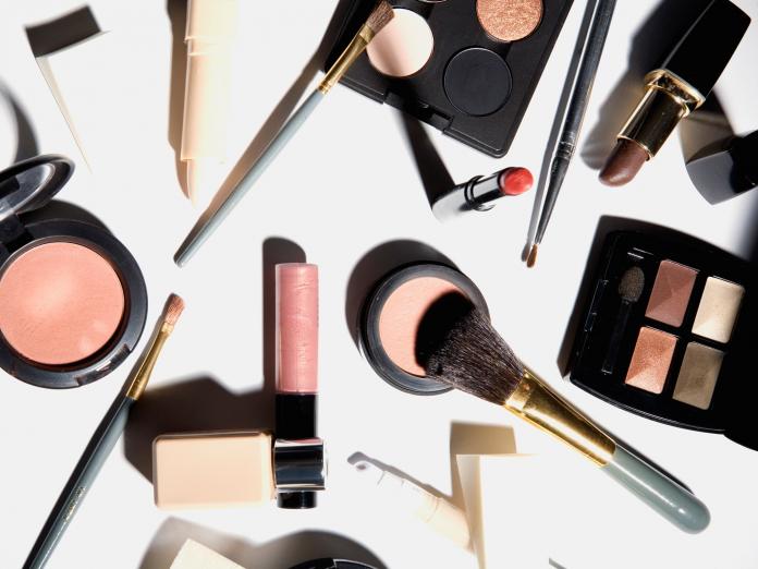 Imagen de brochas y maquillaje