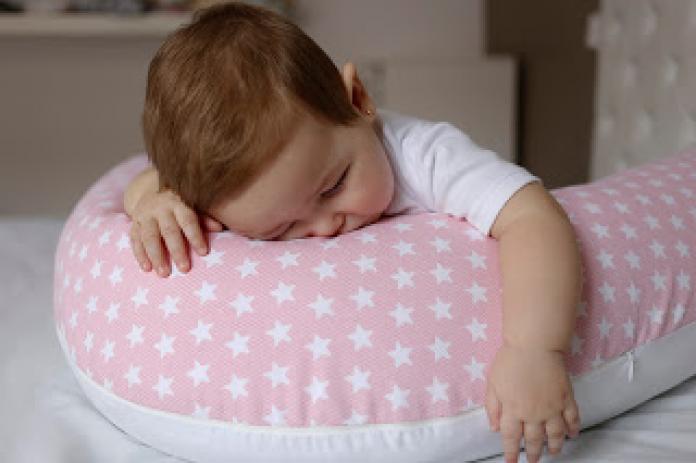Cojín de lactancia materna y bebé durmiendo