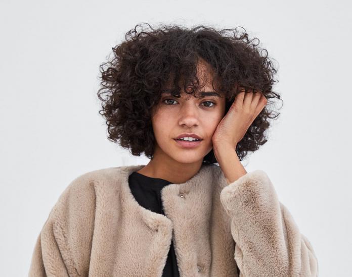 Modelo de Zara en la sección Special Prices