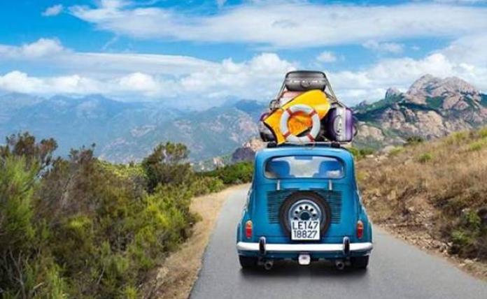 Coche cargado de maletas preparado para viajar