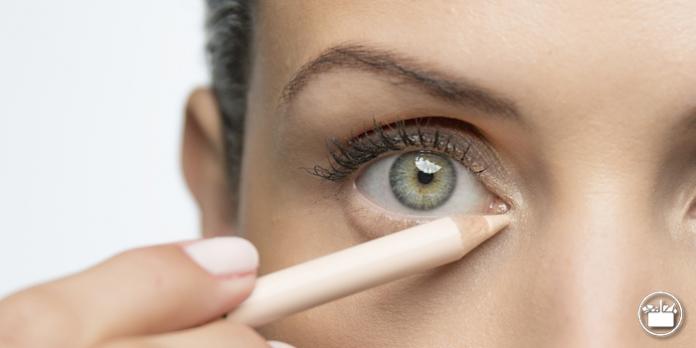 Mujer aplicando el nuevo lápiz de ojos de Deliplus