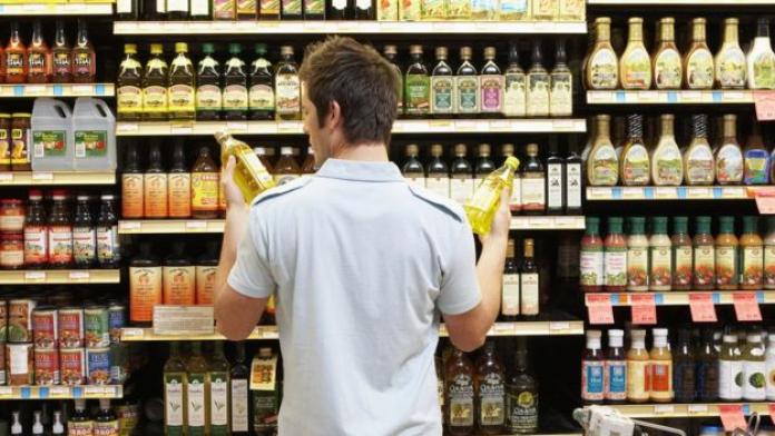 Hombre decidiendo qué aove comprar