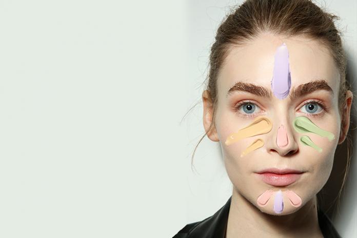 Mujer usando correctores para eliminar las ojeras e imperfecciones