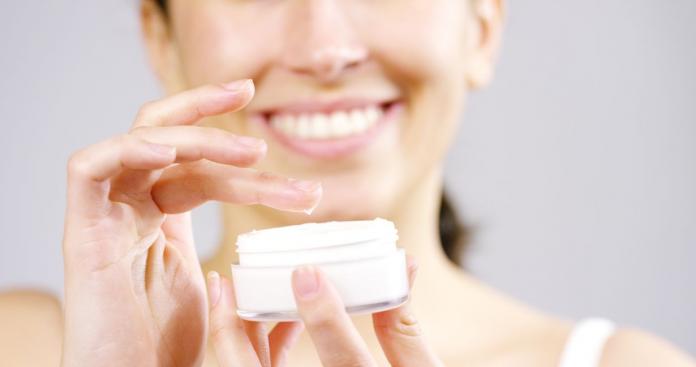 Mujer aplicándose crema antiarrugas