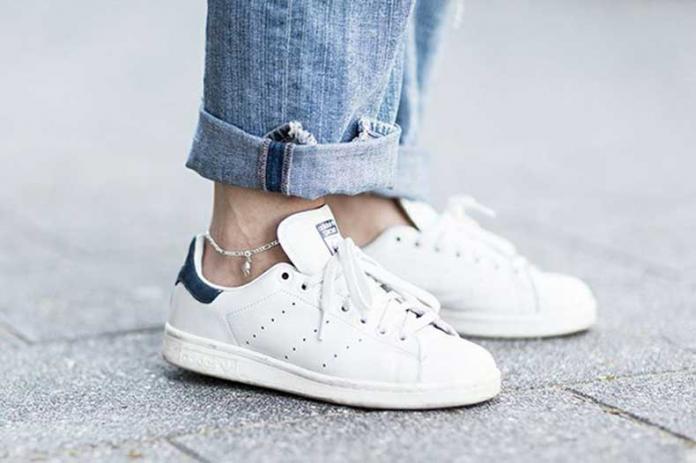 Street style con zapatillas Adidas