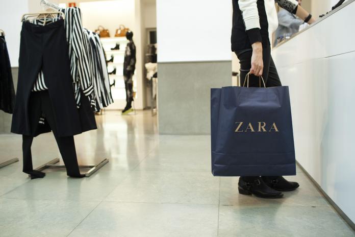 Mujer con una bolsa de Zara