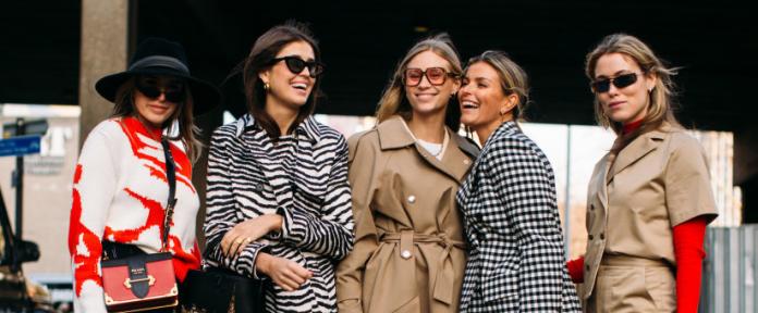 Mujeres luciendo prendas en street style y con rostros relucientes