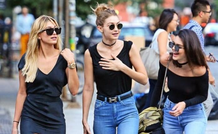 Modelos luciendo looks de street style