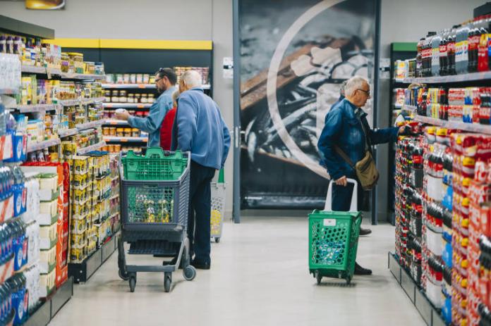 Personas comprando en los supermercados Mercadona