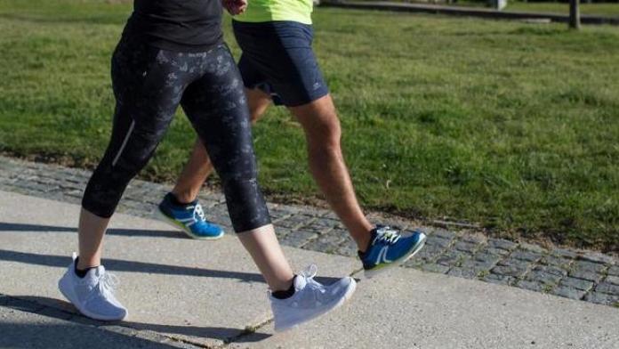Dos personas  haciendo marcha deportiva