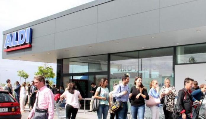 Supermercados Aldi con muchas personas esperando