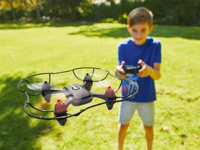 Niño jugando con un dron