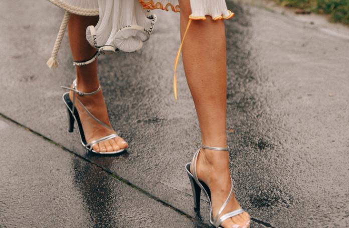 Sandalias plateadas para look de invitada