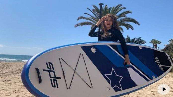 Cantante Shakira practicando paddle surf