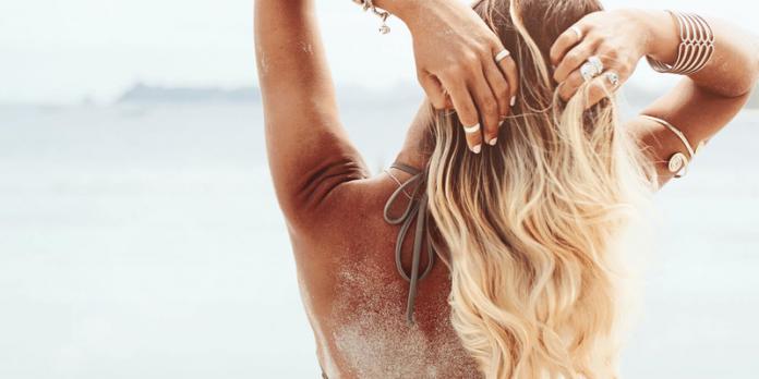 Imagen de mujer con ondas surferas en el pelo