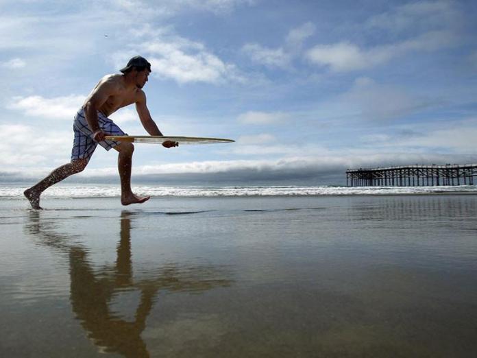 Hombre practicando Skimboard