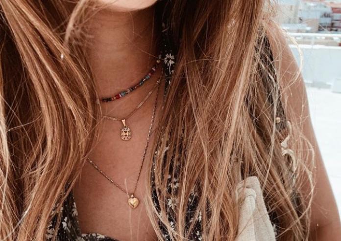 Influencer luciendo collar de cuentas.