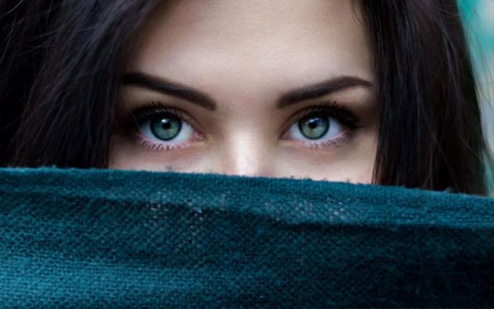 Mujer con pestañas super largas