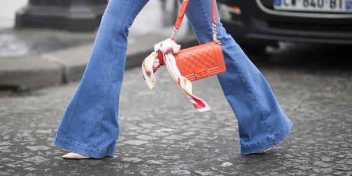 Street style con pantalones campana