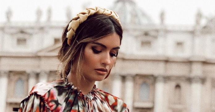 Influencer luciendo diadema