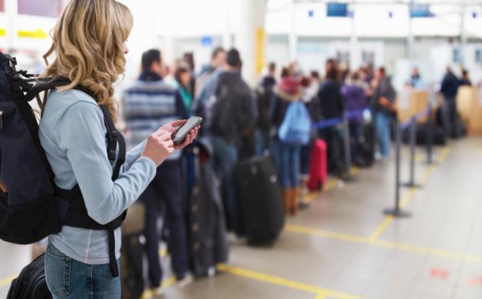 Viajera en un aeropuerto