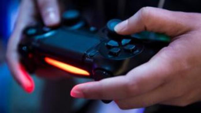 Jugador con un mando de videoconsola