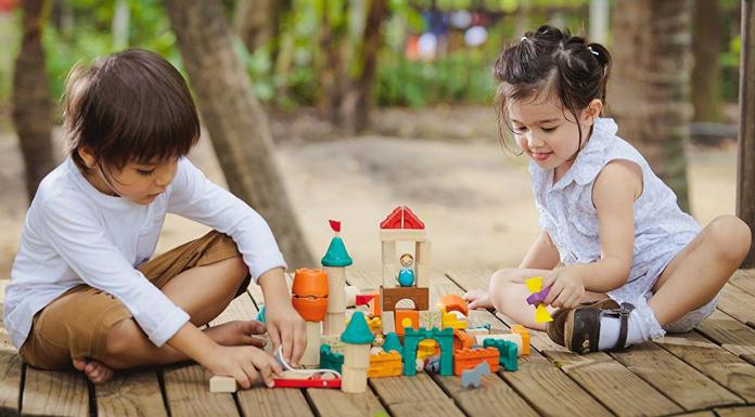 Niños con juguetes sin género