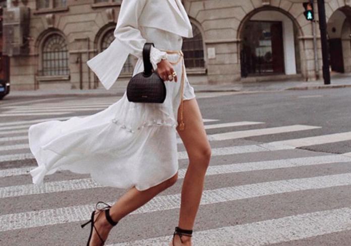 Street style con bolso pequeño