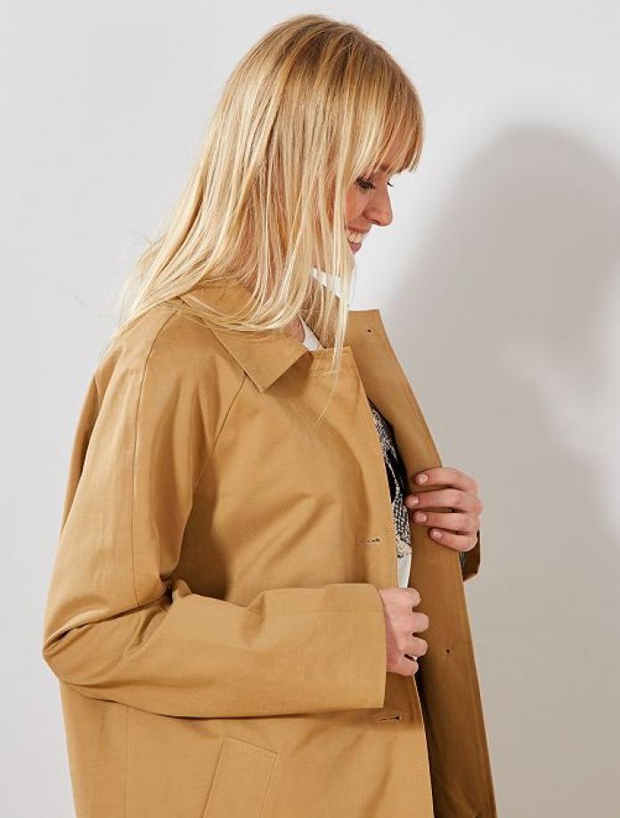 Conjunto gabardina de mujer más vaquero por 30 euros en Kiabi