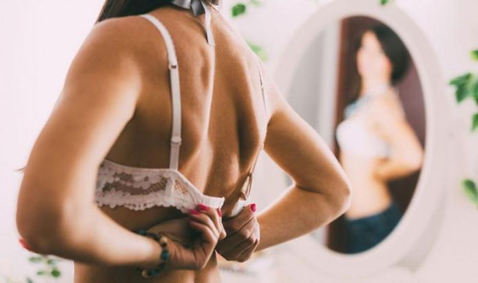 Mujer abrochándose el sujetador