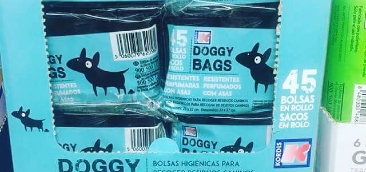 Fotografía de las bolsas para recoger residuos caninos que comercializa Mercadona
